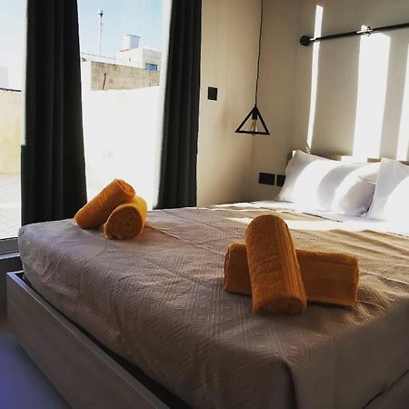 Chic Penthouse Industrial-Style Apartment มอสตา ภายนอก รูปภาพ