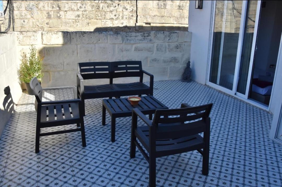 Chic Penthouse Industrial-Style Apartment มอสตา ภายนอก รูปภาพ