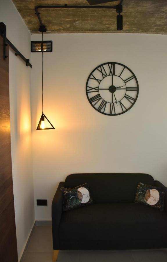 Chic Penthouse Industrial-Style Apartment มอสตา ภายนอก รูปภาพ