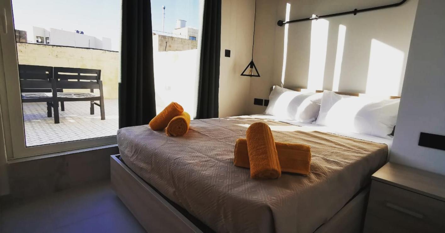 Chic Penthouse Industrial-Style Apartment มอสตา ภายนอก รูปภาพ
